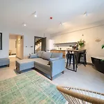 Reddoors Sea View Apartmanhotel