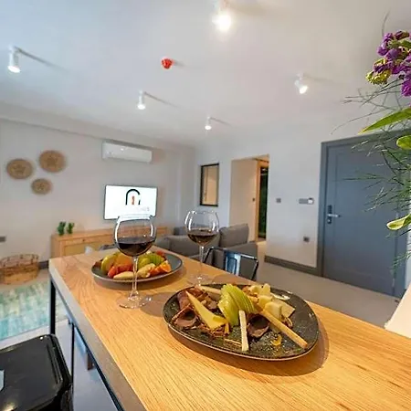מלון דירות Reddoors Sea View 4*