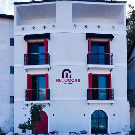 Reddoors Sea View Apartahotel 4*